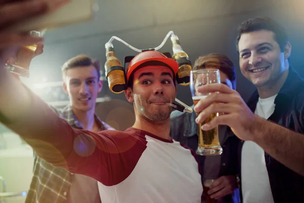 A tirar fotos de festas. Tiro cortado de caras tirando uma selfie enquanto bebia cerveja em uma festa. — Fotografia de Stock