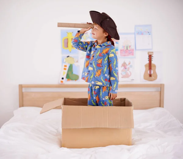 Es una ballena. Un niño pequeño jugando pirata en una caja de cartón. — Foto de Stock