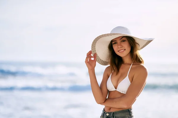 Stranden är alltid en bra idé. Beskuren bild av en vacker ung kvinna som poserar i sin bikini topp på stranden. — Stockfoto