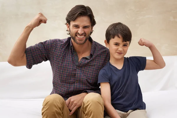 Cuidado, son dos tipos duros. Shot de padre e hijo disfrutando de un tiempo de calidad juntos. —  Fotos de Stock
