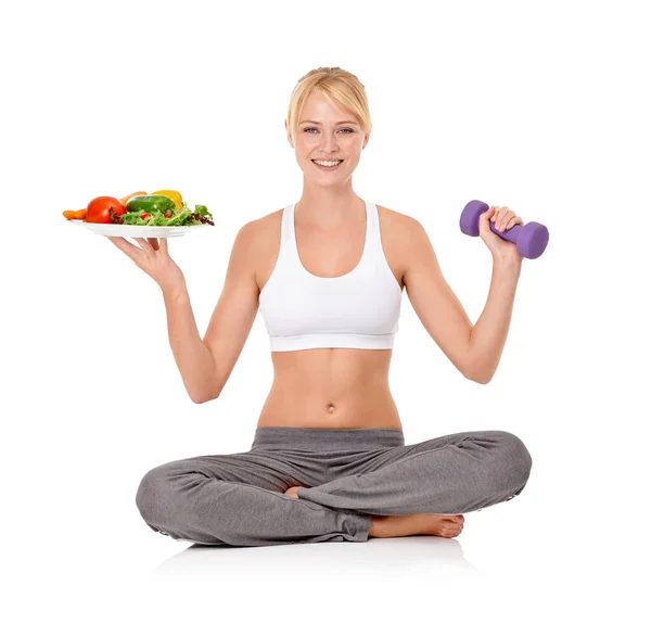 Good food and exercise - The perfect combo. Portrait of a beautiful young woman holding a salad in one hand and a dumbbell in the other. — Stock Photo, Image