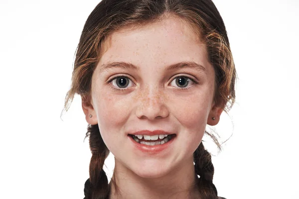 So süß, wie es nur geht. Studioporträt eines glücklichen jungen Mädchens, das vor weißem Hintergrund posiert. — Stockfoto