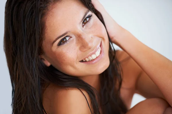 Fraîche et charmante. Portrait rapproché d'une jeune femme aux cheveux mouillés souriant à la caméra. — Photo