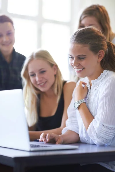 Technologie usnadňuje učení. Skupina dospívajících dívek pracujících společně na notebooku ve třídě. — Stock fotografie