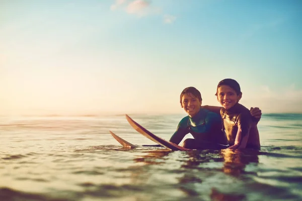 La vida es divertida cuando sales a surfear con un amigo. Tiro de dos jóvenes surfeando. —  Fotos de Stock