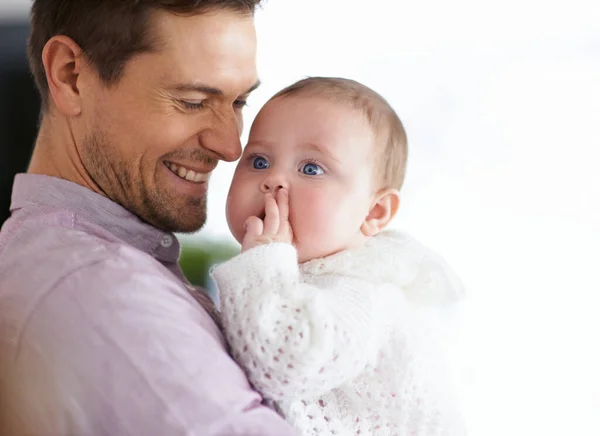 Stemmen over zijn dochter. Schot van een jonge vader die zijn schattige dochtertje vasthoudt en haar genegenheid toont. — Stockfoto