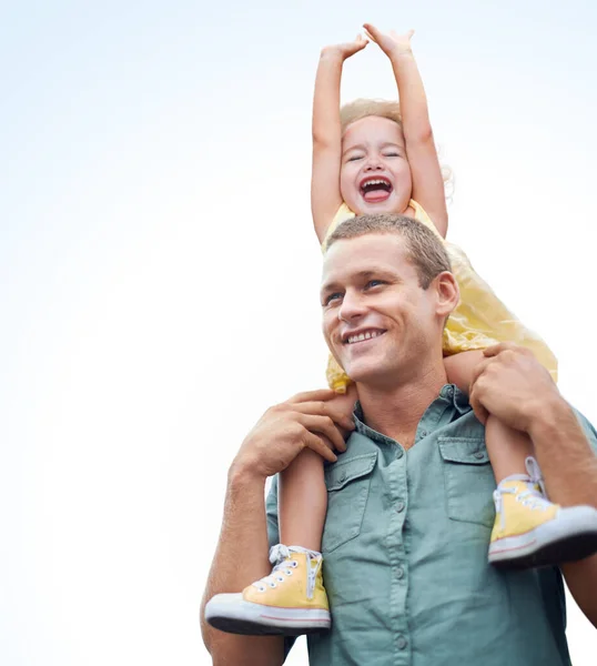 O Shell está à procura do início dele. Tiro de um jovem pai carregando sua filha em seus ombros. — Fotografia de Stock