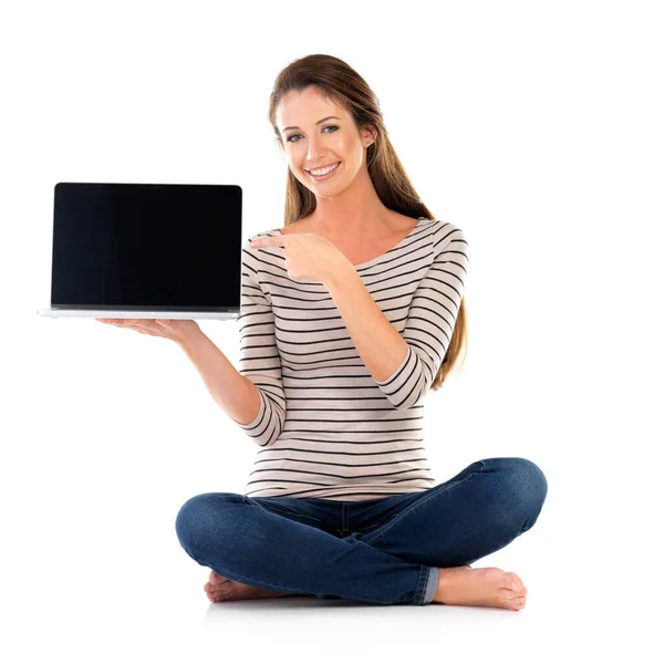 Kijk hier eens. Studio portret van een jonge vrouw met behulp van een laptop tegen een witte achtergrond. — Stockfoto