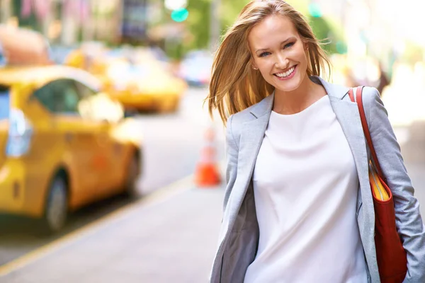 De un lado a otro. Una hermosa joven con su bolso en Nueva York. —  Fotos de Stock