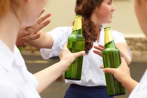 Nie ma mowy. Młoda studentka odrzuca alkohol w odpowiedzi na presję rówieśników. — Zdjęcie stockowe