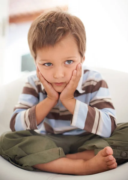 To jsem nebyl já. Malý chlapec sedící smutně poté, co byl pokárán. — Stock fotografie