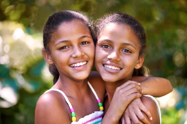 Tienen esa conexión gemela. Retrato de dos hermanas gemelas juntas afuera. — Foto de Stock