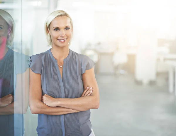 Si sta facendo strada verso l'alto. Ritratto ritagliato di una donna d'affari in un ufficio. — Foto Stock