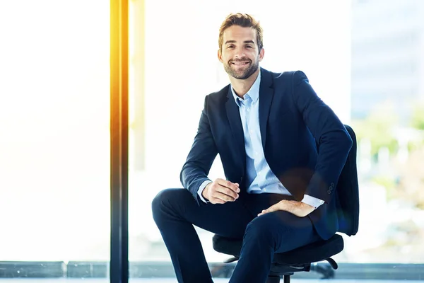 Retrato do sucesso. Retrato de um jovem empresário sentado em um escritório. — Fotografia de Stock
