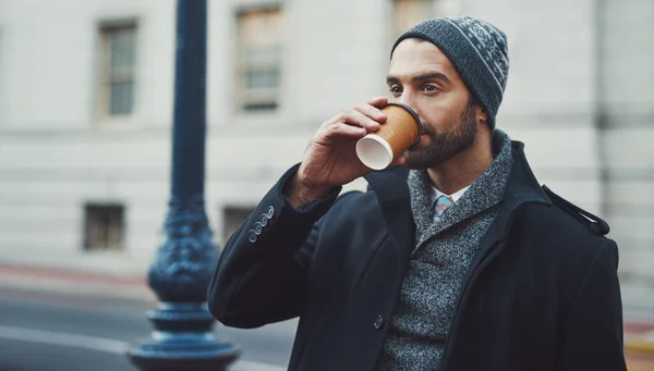 De har stans bästa kaffe här. Beskuren bild av en fashionabel ung man i stadsmiljö. — Stockfoto