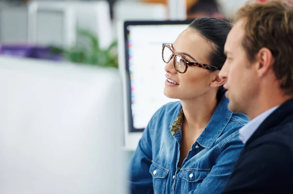 Getting help from a colleague. Cropped shot of two colleagues working in the office. — Stock Photo, Image