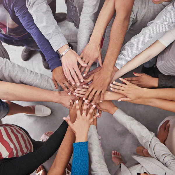 Todos para uno y uno para todos. Recortado disparo de un equipo de negocios de pie en un círculo con las manos apiladas. — Foto de Stock