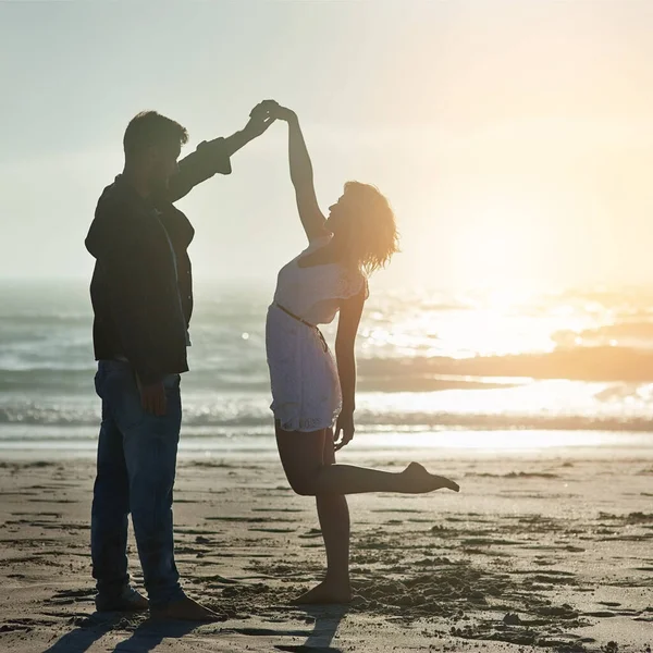 Tu presencia hace bailar mi corazón. Foto de una joven pareja cariñosa disfrutando de su tiempo en la playa. — Foto de Stock