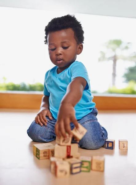 玩的开心，学得好。一个男婴在家里玩积木的全长镜头. — 图库照片