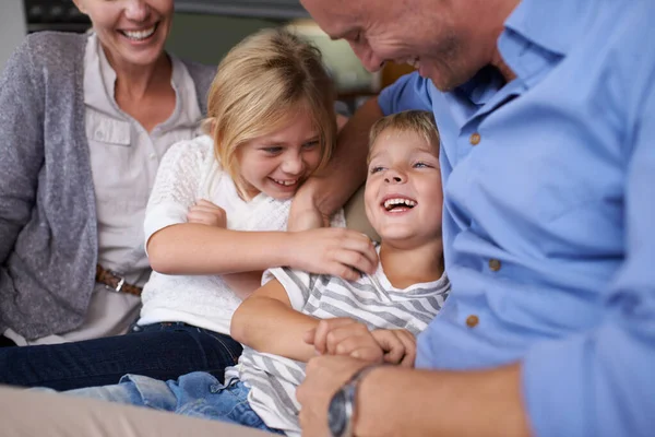 Sentindo-se tão amado pela família dele. Um menino feliz rindo enquanto passava tempo com sua família. — Fotografia de Stock