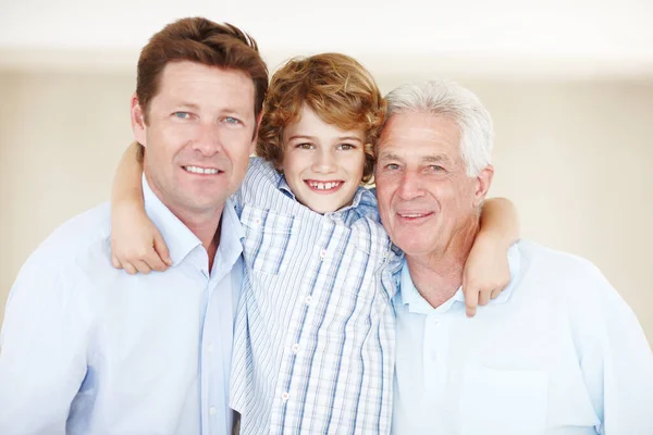 Die nu onder zijn hoede is. Gesneden portret van een jonge jongen staan met zijn vader en grootvader. — Stockfoto