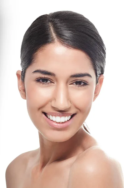 Beauté fraîche avec un sourire vraiment engageant. Portrait studio d'une belle jeune femme souriante à la caméra, isolée sur fond blanc. — Photo