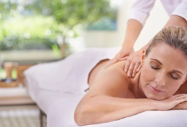 Le magiche mani di una massaggiatrice. Colpo ritagliato di una donna in un centro benessere giorno rilassante su un tavolo da massaggio. — Foto Stock