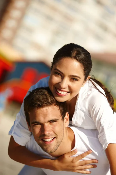 Er gehört mir für immer. Schnappschuss eines jungen Mannes, der seiner Freundin Huckepack gibt. — Stockfoto