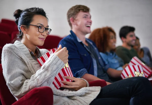 映画館で友達とぶらついている。映画館で映画を見て楽しむ友人のショット. — ストック写真