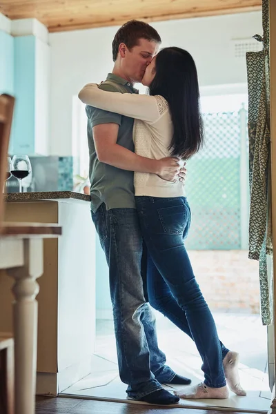 Apaixonamo-nos cada dia mais profundamente. Tiro de um jovem casal amoroso abraçando uns aos outros. — Fotografia de Stock