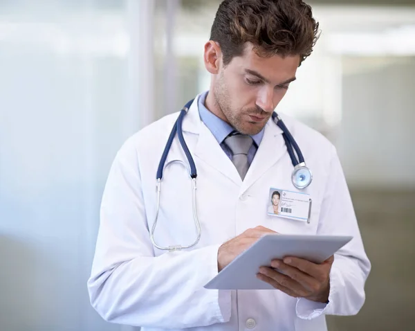 Behandlungen mit Technologie nachverfolgen. Schnappschuss eines hübschen jungen Arztes. — Stockfoto