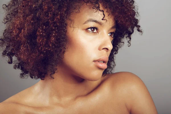 Belleza pensativa. Estudio de una hermosa joven posando sobre un fondo gris. — Foto de Stock