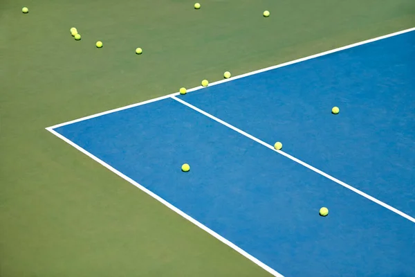 Quando la pratica è finita.... Palle da tennis sdraiato su un campo vuoto. — Foto Stock