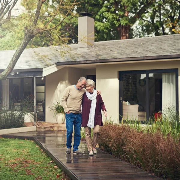 Profiter de l'air frais. Tourné d'un couple de personnes âgées aimant se promener dehors. — Photo