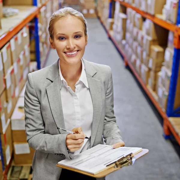 Your order status Delivered. Portrait of a woman at work in a storage warehouse. — Stock Photo, Image