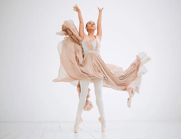 Ballare è la forma più pura per esprimersi. Scatto completo di una giovane ballerina attraente che pratica nel suo studio di danza. — Foto Stock