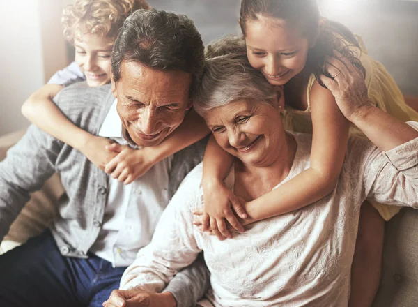 Kleinkinderen zijn een zegen. Schot van grootouders die thuis tijd doorbrengen met hun kleinkinderen. — Stockfoto
