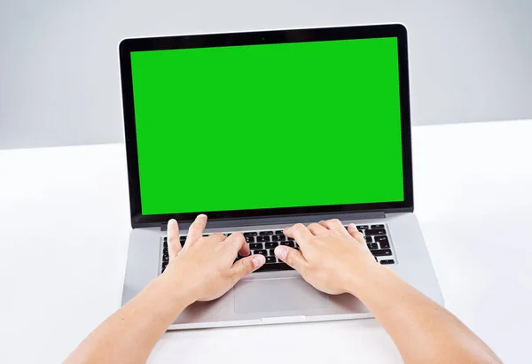 オンラインであなたの存在を感じさせる。緑の画面のラップトップを使用している人のショット. — ストック写真