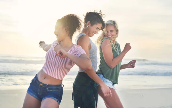 Spaß haben wir nur an Tagen, die mit y enden. Aufnahme von drei Freunden, die den Tag am Strand verbringen. — Stockfoto