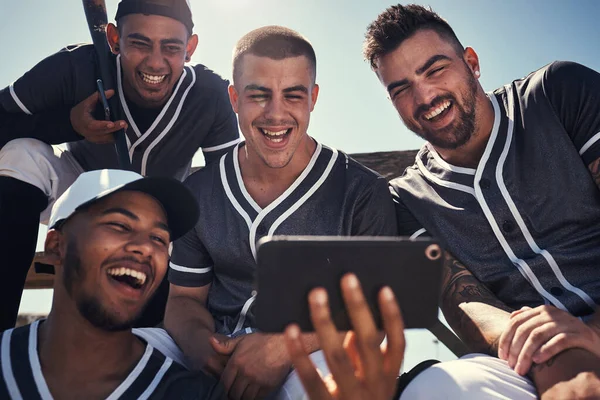 So verbinden sich Baseballspieler. Aufnahme einer Gruppe junger Männer mit einem Smartphone nach einem Baseballspiel. — Stockfoto