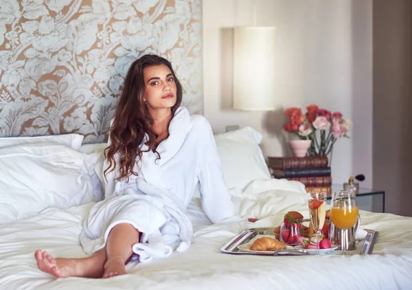 Ich brauchte diese Pause. Aufnahme einer attraktiven jungen Frau, die in ihrem Zimmer ein luxuriöses Frühstück genießt. — Stockfoto