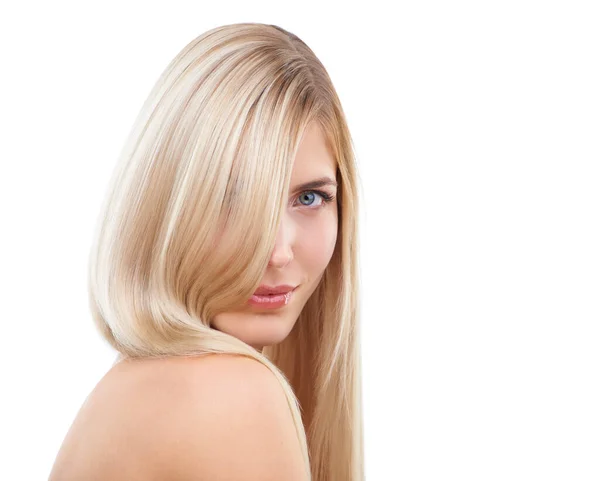 Blond und schön. Studioporträt einer jungen Frau mit langen blonden Haaren. — Stockfoto