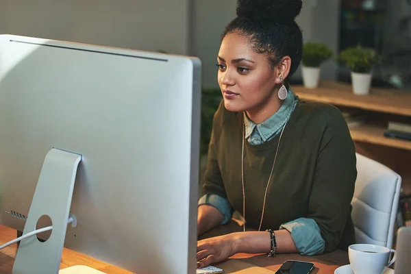 Shes bekam eine Frist gesetzt. Aufnahme einer attraktiven jungen Frau, die im Büro an ihrem Computer arbeitet. — Stockfoto