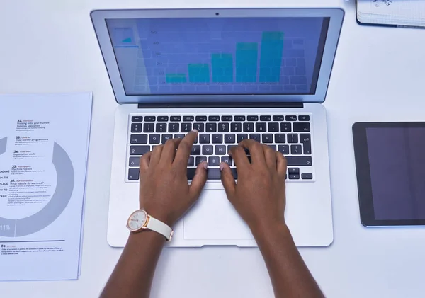 Eintauchen in die Informationen noch ein paar mehr. Aufnahme einer nicht wiederzuerkennenden Geschäftsfrau mit einem Laptop in einem Büro. — Stockfoto