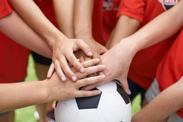 Duch drużyny. Przycięty obraz grupy dziewcząt z rękami ułożonymi na piłce nożnej. — Zdjęcie stockowe