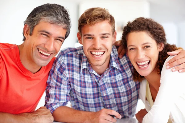 Felizes colegas de negócios. Retrato de colegas felizes sentados juntos e sorrindo. — Fotografia de Stock