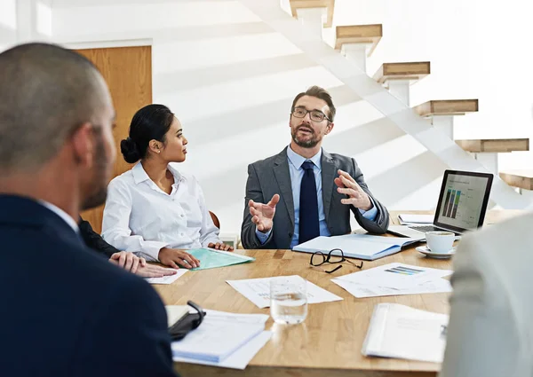 Ampliando su idea. Recorte de un grupo de empresarios reunidos en la sala de juntas. —  Fotos de Stock