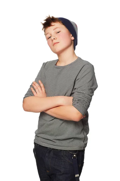 Jobb vagyok nálad. Egy tinédzser fiú keresztbe tett karokkal.. — Stock Fotó