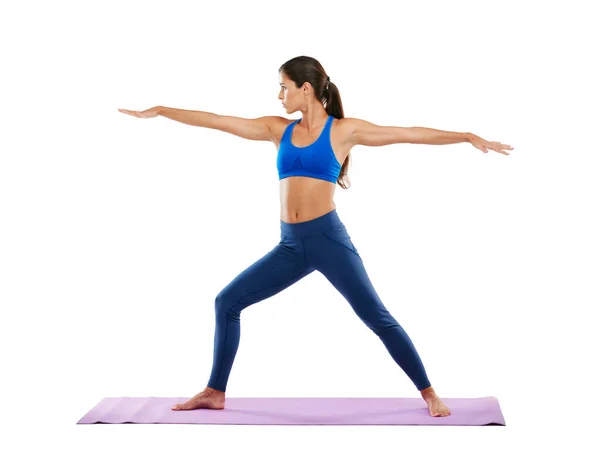 Técnica perfeita. Tiro de uma jovem esportiva praticando ioga contra um fundo branco. — Fotografia de Stock