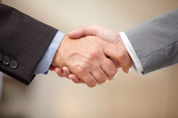 A tremer. Fechar dois homens de negócios apertando as mãos. — Fotografia de Stock